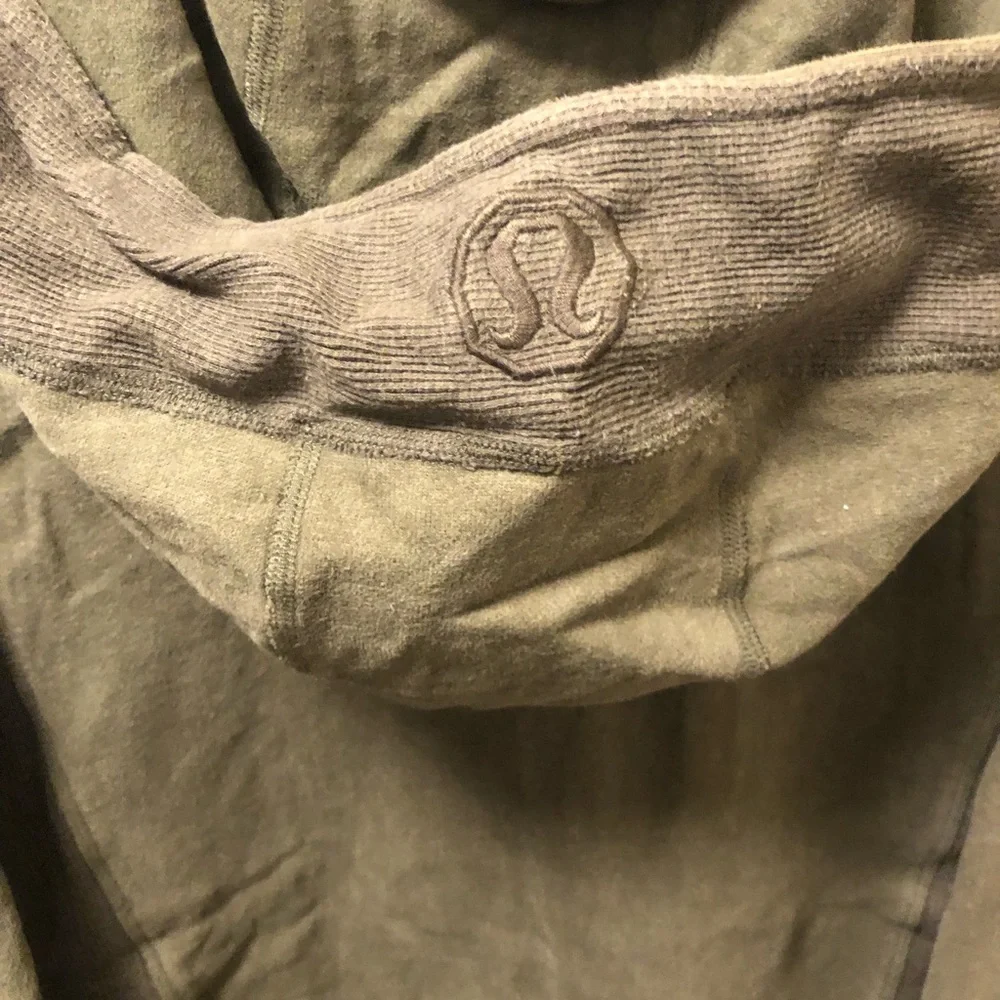 Lululemon - Picture 3 of 3